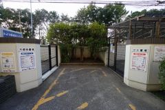 しっかりと扉の閉まるゴミ置き場。ゴミが散らかる心配もありません。エントランスの外まで管理が行き届いた綺麗なマンションです。