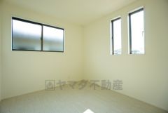 暖かい日差しが差し込む洋室。たっぷり収納できるクローゼット付きでお部屋の中をすっきりと快適に保てます。