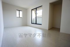 寛ぎの時間を紡ぎだす主寝室は、大型ベッドを置いても余裕の広さを確保しています。