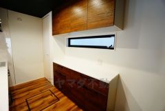 同仕様写真。キッチンの背面には大型のカップボードが設置されています。食器収納としてはもちろん、作業台や家電置き場としても使えます。