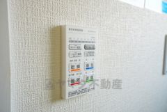 浴室暖房乾燥機付き。天候に左右されず、いつでも好きなときに洗濯物を干せるので、仕事や家事で忙しい方に重宝します。