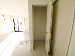 まとめ買いしてもこの収納量なら心配要らずのパントリー。調理家電や食品のストックをすっきりまとめられ、キッチン周りを広々使えます。