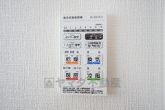 浴室暖房乾燥機付き。天候に左右されず、いつでも好きなときに洗濯物を干せるので、仕事や家事で忙しい方に重宝します。