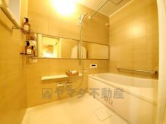 横長の鏡が、空間に奥行をもたらし、広々としたバスルームを印象付けています。