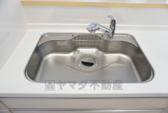同仕様写真。広々とした凸型シンクに洗剤ポケットを標準装備。大きなお鍋など洗いやすいです。