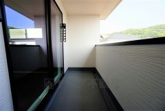 同仕様写真。南側に面したバルコニーは日当たり良好です。お洗濯物も気持ちよく干せそうです。日光浴をしたり、星を眺めたりも良いですね^^