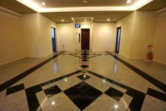 マンションのエントランスに防犯カメラ付き。大理石張りのお洒落なエントランスです。広々としたエントランスが開放感を演出しています。