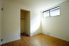 住む人のこだわりを活かす洋室。日当たりがよく、寝室としての利用もおすすめ。広めのクローゼットには荷物をすっきり片付けられ、ゆとりのある暮らしが出来ます＾＾