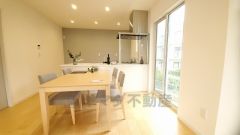 カウンターキッチンに加えて、リビング階段になっているので、お顔を合わす回数が増え、ぐっと家族の距離が縮まります。