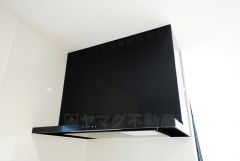 お手入れが簡単なスリム型レンジフードです。調理により発生する油煙や臭いを吸い込み、屋外へ排気してくれます。