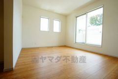 寛ぎの時間を紡ぎだす主寝室は、大型ベッドを置いても余裕の広さを確保しています。