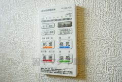浴室暖房乾燥機付き。天候に左右されず、いつでも好きなときに洗濯物を干せるので、仕事や家事で忙しい方に重宝します