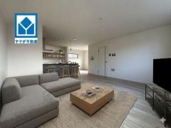 21帖の広々LDKには大きめのダイニングテーブルもらくらく設置出来ます。家具はCGによるイメージ画像です。