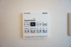 浴室暖房乾燥機付き。天候に左右されず、いつでも好きなときに洗濯物を干せるので、仕事や家事で忙しい方に重宝します。