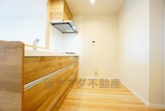 リビングやダイニングからキッチン周りが丸見えにならない対面式キッチン。テレビ鑑賞や家族との対話がしやすく、ご家族の温かい時間を演出します。