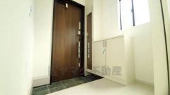 採光も考えられた明るい玄関です。棚の上にお花や写真を飾っても良いですね。