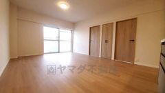 大きな窓のあるリビングは、陽光あふれる明るい空間です。居心地良く、ご家族皆がゆったり寛げる憩いの空間となりそうです。