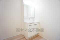 三面鏡つき洗面台。鏡裏にたっぷりとした収納スペースがあります。鏡を閉めてしまえば小物は見えないため、スッキリとした印象の洗面台にできます。