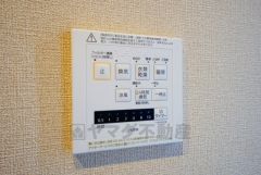 雨の日の洗濯も安心できる浴室暖房乾燥機付き浴室。リモコンで操作もボタン1つで簡単。