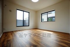 同仕様写真。寛ぎの時間を紡ぎだす主寝室は、大型ベッドを置いても余裕の広さを確保しています。