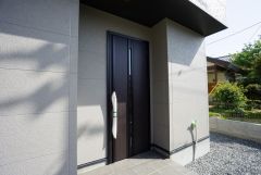 家の顔となる玄関扉がかっこいいと、たくさんの人を招き入れたくなりますね＾＾奥まって設置されており、雨にも濡れにくくなっています。
