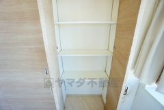 物が散らかりやすいリビングに収納スペースを確保。書類や雑貨をひとまとめにできまるため、お部屋をすっきりさせることが出来ます。