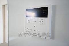 キッチン横からお湯張り、追い炊き、足し湯がボタン一つで楽々操作できる給湯機リモコンです。忙しい夕飯準備の時間帯に重宝しますね。