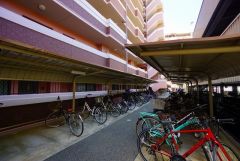 大切な自転車を守れるよう屋根付きの駐輪場になっております。エントランスの外まで管理が行き届いた綺麗なマンションです。