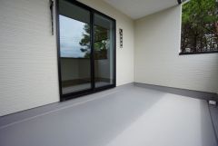 広々としたバルコニー。 天気のいい日にはお布団もまとめて干せそうですね＾＾