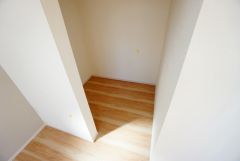 収納力豊富なウォークインクローゼット。洋服や小物などを1箇所にまとめて美しい収納を実現します。スーツケースのような大型の荷物も置けます＾＾