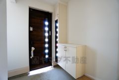 同仕様写真。たっぷり収納できるシューズボックスです。家族全員の靴がきれいに整頓できます。棚の上にお花や写真を飾っても良いですね。