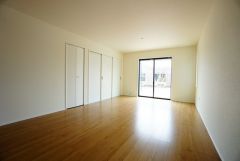 大きな掃き出し窓のあるリビングは、陽光あふれる明るい空間です。ゆったりと寛げる憩いの場となりそうです。