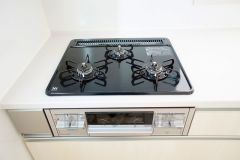 同時にたくさんの料理が調理できる3口コンロ。長時間熱を通しておきたい煮込み料理を作りながら、炒め物など同時進行で進められます。