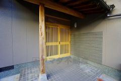 落ち着いた佇まいが住まいの品格を感じさせます。季節の花や鉢植えを飾るのもいいですね。屋根のあるアプローチで雨の日も安心です＾＾