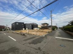 前面道路は広く、車同士がすれ違うスペースが十分にあります。落ち着いた住宅地内で快適な生活を実現してみませんか＾＾