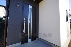 家の顔となる玄関扉がかっこいいと、たくさんの人を招き入れたくなりますね＾＾奥まって設置されており、雨にも濡れにくくなっています。