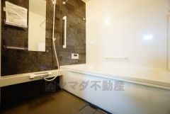 1日の疲れを癒すくつろぎのバスルーム。足を伸ばしてもゆったりと入れるサイズです。お子様と一緒にお風呂に入っても狭くないですね^^