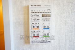 雨の日の洗濯も安心できる浴室暖房乾燥機付き浴室。リモコンで操作もボタン1つで簡単。