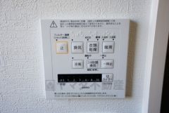 同仕様写真。雨の日の洗濯も安心できる浴室暖房乾燥機付き浴室。リモコンで操作もボタン1つで簡単。