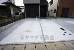 駐車スペースはゆとりある2台分を確保。マイカー用に、お客さま用に、余裕を持ってご利用いただけます。