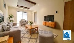 家具はイメージです。大きな窓のあるリビングは、陽光あふれる明るい空間です。居心地良く、ご家族皆がゆったり寛げる憩いの空間となりそうです。