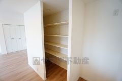 まとめ買いしてもこの収納量なら心配要らずのパントリー。調理家電や食品のストックをすっきりまとめられ、キッチン周りを広々使えます。