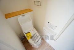 温水洗浄機付トイレです。節水機能もあるので、安心して使えますね。もちろん、1階2階の2ヶ所にトイレがあるので、忙しい朝にもゆとりができますね。