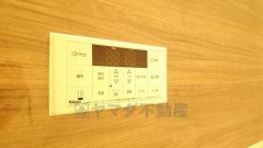 量・湯温の設定、そして保温までワンタッチのフルオートバス。便利な追い炊き機能付きです。