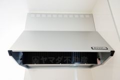 お手入れが簡単なスリム型レンジフードです。調理により発生する油煙や臭いを吸い込み、屋外へ排気してくれます。