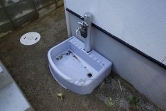 お車の洗車や外壁のお掃除をする際に便利な外水栓。