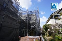 現地（2026年3月4日）撮影。南向き、全居室2面採光で陽当たり良好＾＾最新の設備で気持ちの良い新生活を送りませんか。お気に入りの家具とインテリアで素敵な部屋を作りましょう。