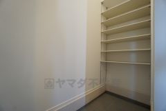 同仕様写真。お子様用の遊び道具やアウトドア用品、ゴルフバッグなどの大型の荷物まできっちり収納できる広さのシューズクロークです。
