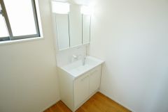 同仕様写真。三面鏡裏収納付き洗面化粧台です＾＾ 歯磨きセットやスキンケア用品などの収納に便利ですね。 生活感も隠すことができ、来客時にも安心です。