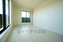 寛ぎの時間を紡ぎだす主寝室は、大型ベッドを置いても余裕の広さを確保しています。